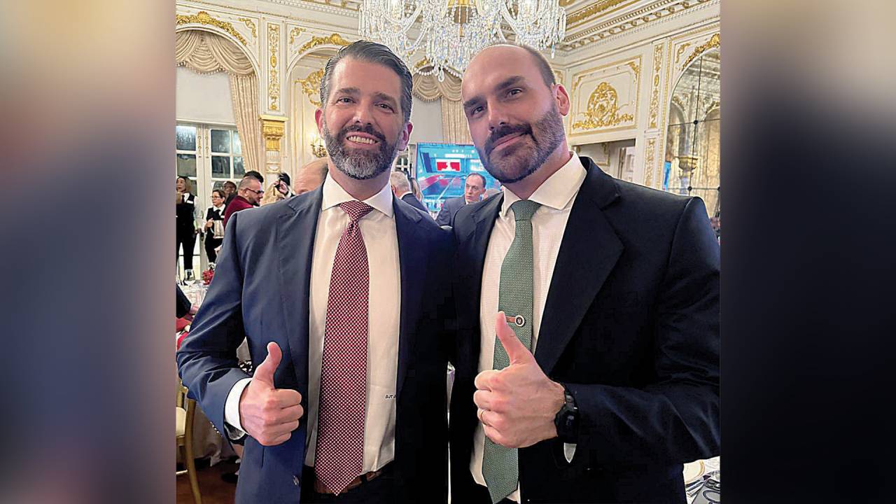 PODER - O deputado federal com Donald Trump Jr.: apuração acompanhada na mansão da família do presidente eleito