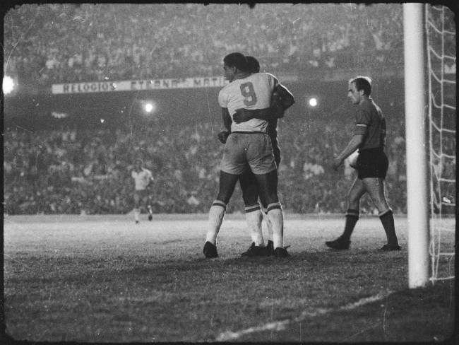 Flavio Minuano abraça Pelé em amistoso entre Brasil e Bélgica, com vitória por 5 a 0 -