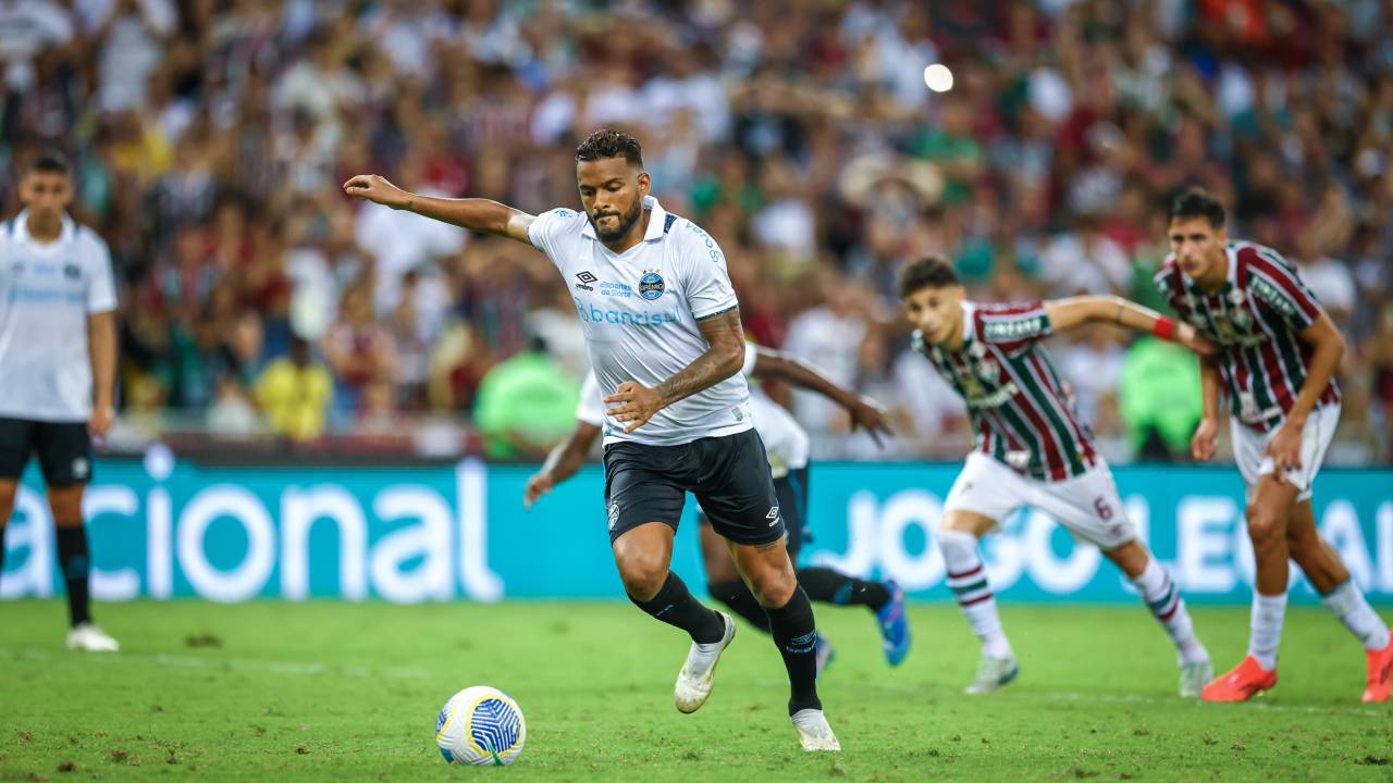 RS - FUTEBOL/CAMPEONATO BRASILEIRO 2024/GREMIO X FLUMINENSE - ESPORTES - Lance da partida entre Gremio e Fluminense disputada na noite desta sexta-feira, no estádio do Maracanã, no Rio de Janeiro, em partida valida pela Campeonato Brasileiro 2024. FOTO: LUCAS UEBEL/GREMIO FBPA
