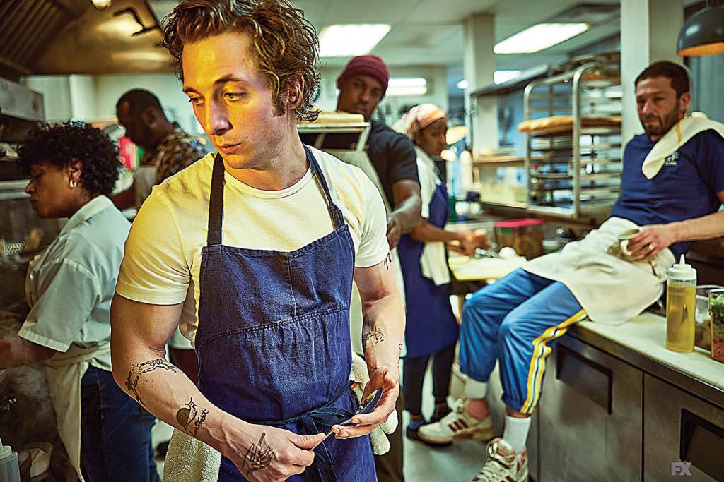 APOIO—Jeremy-Allen-White-The-Bear-Season-1 O ator americano Jeremy Allen White, na série The Bear: a camiseta alemã virou objeto de desejo, esgotou e foi relançada