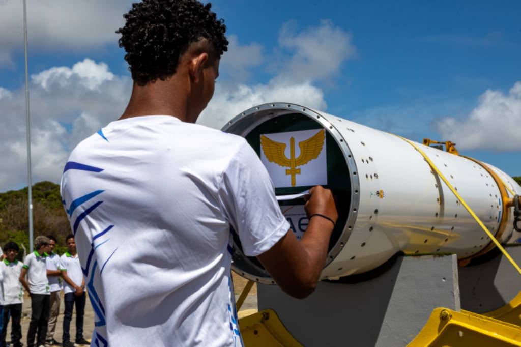 Operação da FAB lançará ao espaço mil cartas de alunos brasileiros