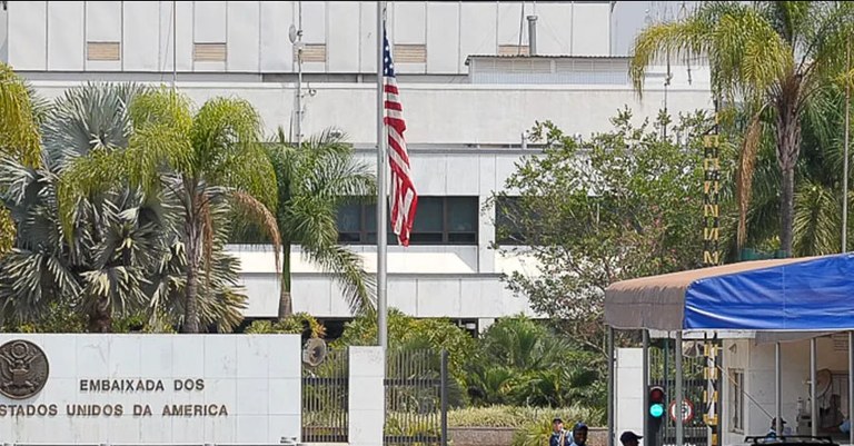 Shutdown dos EUA afeta rotina da embaixada e consulados no Brasil