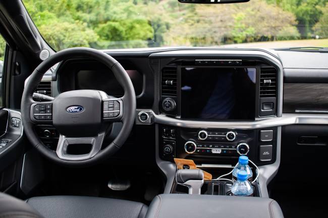 Interior da Ford F-150 Lariat