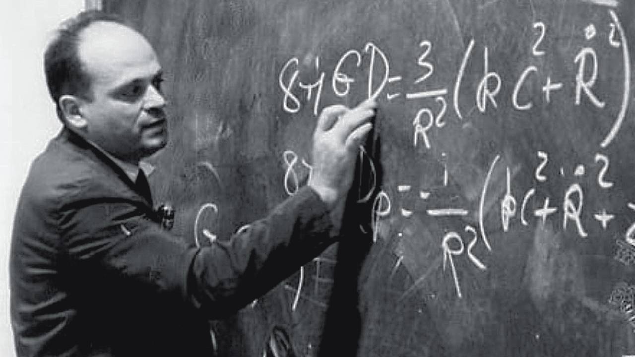INSPIRADOR - Lattes vai à lousa: pesquisador incansável, ele inspirou gerações de físicos e cientistas