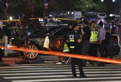 SUV invade centro esportivo na cidade de Zhuhai, no sul da China, e atropela dezenas de pessoas que praticavam atividades físicas. 12/11/2024 -