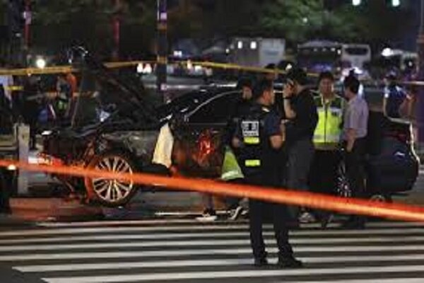 SUV invade centro esportivo na cidade de Zhuhai, no sul da China, e atropela dezenas de pessoas que praticavam atividades físicas. 12/11/2024 -