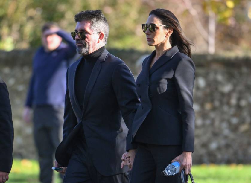 Simon Cowell e Lauren Silverman no funeral de Liam. Cowell foi empre´sario do one Direction