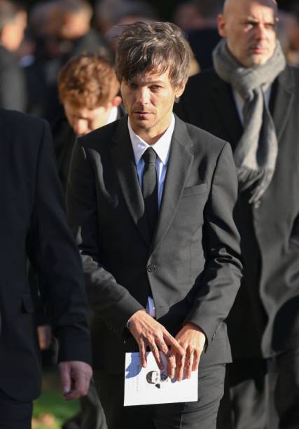 Louis Tomlinson compareceu ao funeral de Lia Payne. Cantos carrega folheto da cerimônia