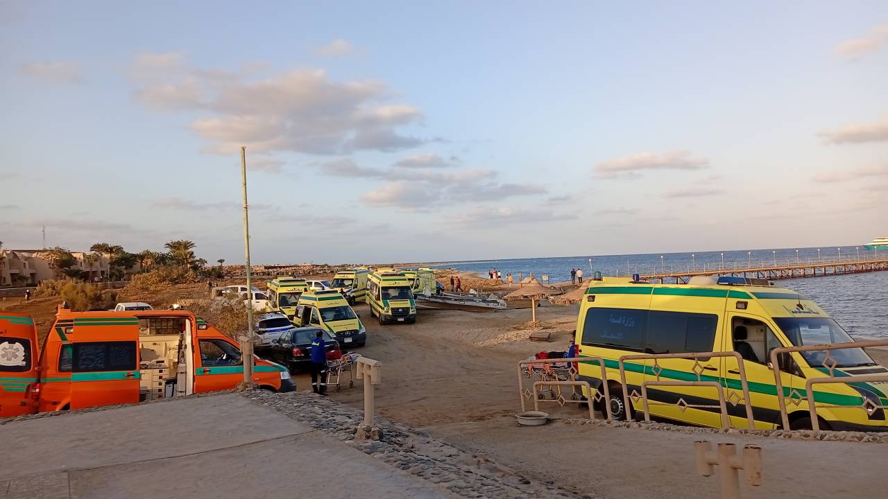 Equipes de resgate e ambulâncias esperam na praia por possíveis sobreviventes após um barco turístico afundar em Marsa Alam, no Egito. 25/11/2024