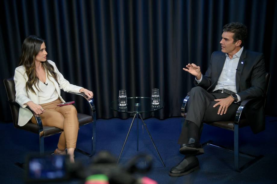 A jornalista Marcela Rahal durante entrevista com o Governador do Pará, Helder Barbalho