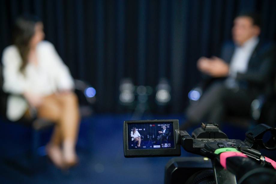 A jornalista Marcela Rahal durante entrevista com o Governador do Pará, Helder Barbalho