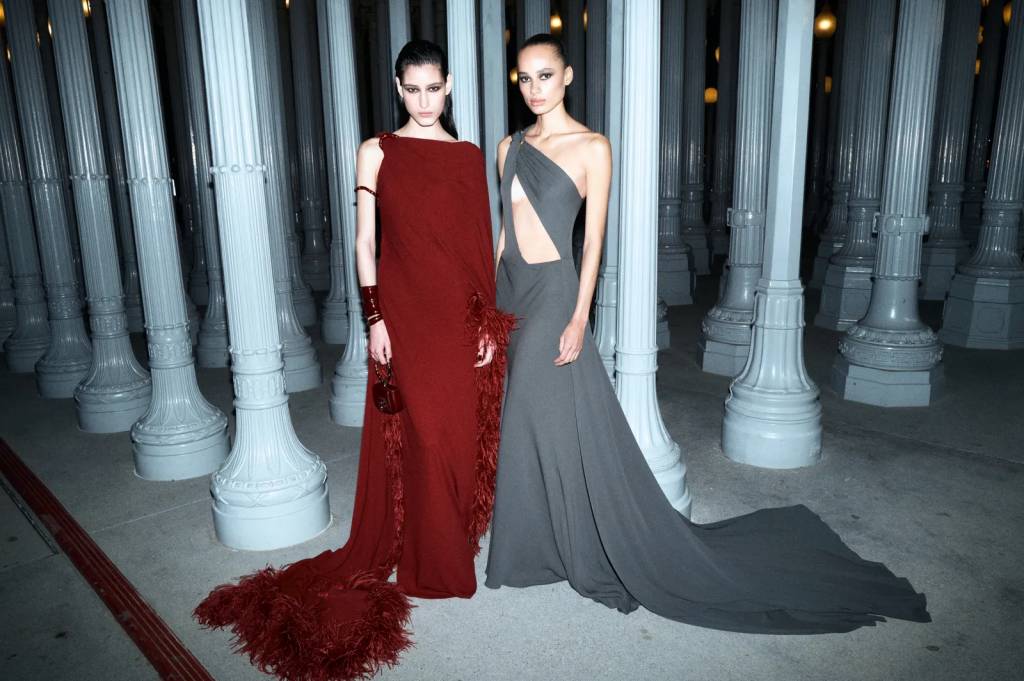 As modelos Luiza Perotee e Annemary Aderibigbe mostram as silhuetas fluidas dos vestidos de gala da Gucci Notte