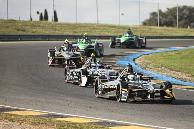 MADRID, SPAIN - NOVEMBER 07: Jean-Eric Vergne of France driving the (25) DS Penske DS E-Tense FE25 leads Nick Cassidy of New Zealand driving the (37) Jaguar TCS Racing Jaguar I-TYPE 7 during day three of Formula E Pre-Season Testing at Circuito del Jarama on November 07, 2024 in Madrid, Spain. (Photo by Simon Galloway/LAT Images for Formula E)