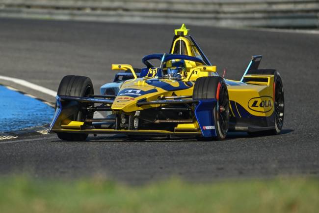 MADRID, SPAIN - NOVEMBER 06: Lucas di Grassi of Brazil driving the Lola Yamaha ABT Formula E Team Lola-Yamaha T001 during day two of Formula E Pre-Season Testing at Circuito del Jarama on November 06, 2024 in Madrid, Spain. (Photo by Simon Galloway/LAT Images for Formula E)