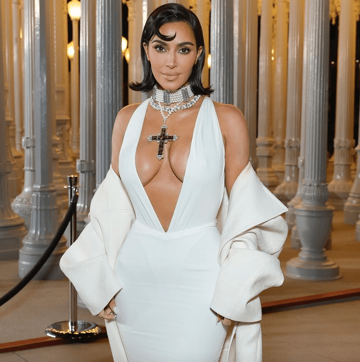 Screenshot_20241104-174216~2 (1) Kim Kardashian surgiu sexy, com modelo branco de decote profundo, no LACMA Arte+Filme Gala