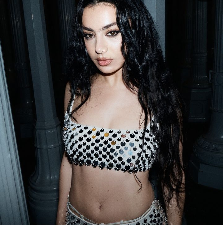 Screenshot_20241104-174228~2 De barriga de fora, Charli XCX cantou no evento