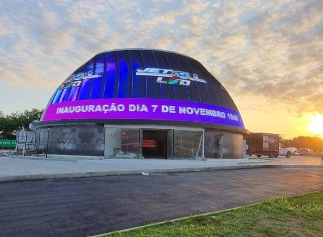 'The Dome', estrutura de LED localizada na Rodovia Presidente Dutra, no Rio