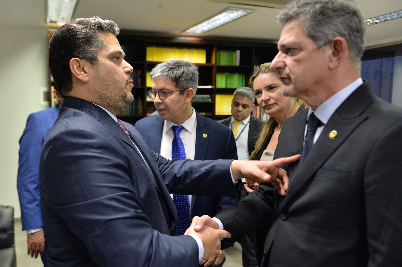 Davi Alcolumbre (União Brasil-AP) reunido com senadores do PT