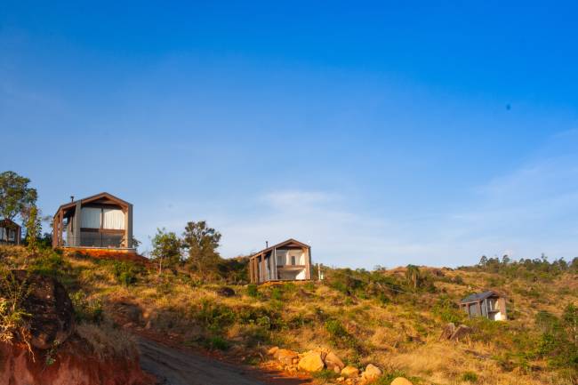 As cabanas do Rancho Churrascada, instaladas no alto da serra