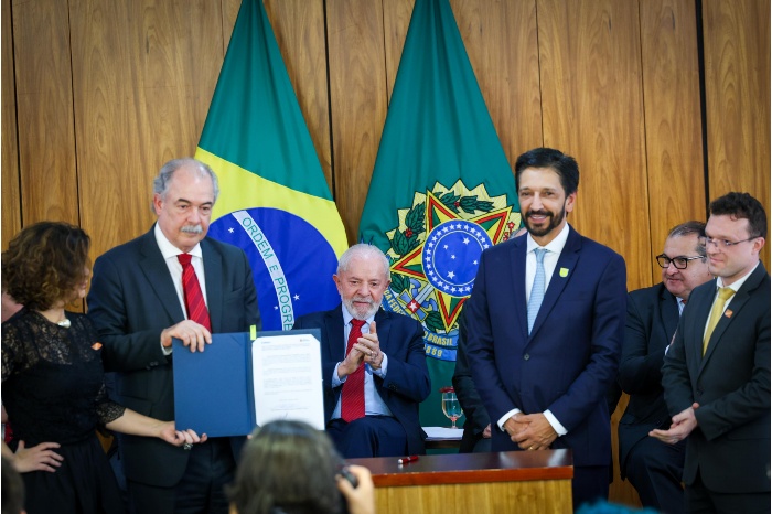 Lula, Tarcísio e Nunes formalizam financiamento do BNDES para obras em SP