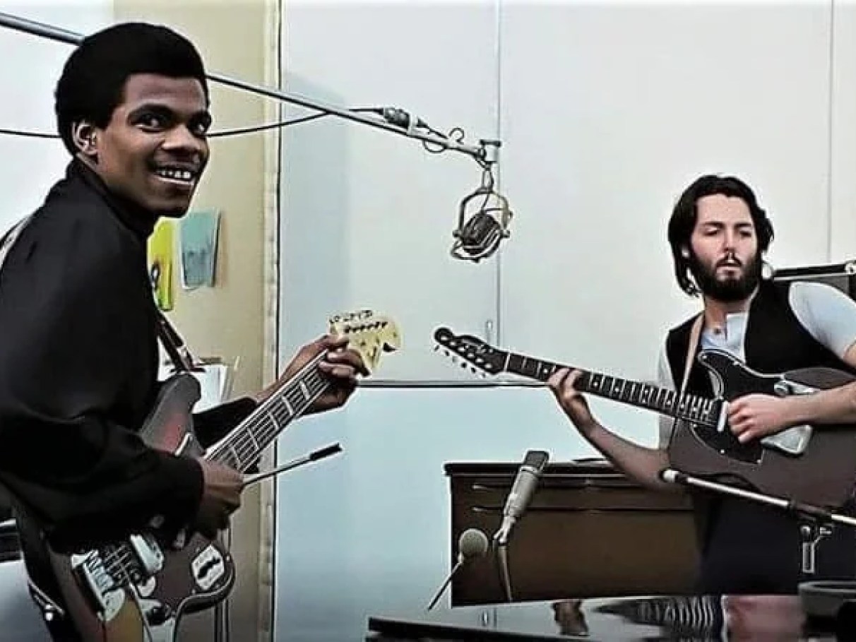 O que o trágico fim do quinto beatle revela sobre racismo e