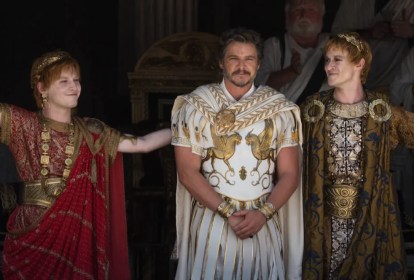 Caracala e Geta (Fred Hechinger e Joseph Quinn) e o general Acacius (Pedro Pascal) no filme 'Gladiador 2'