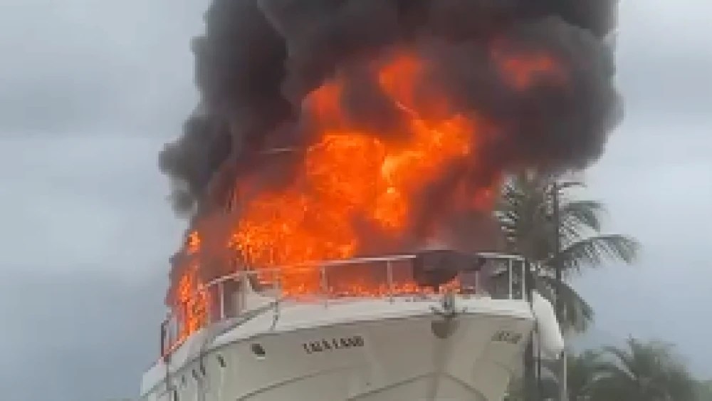 Lancha foi tomada pelas chamas no Guarujá