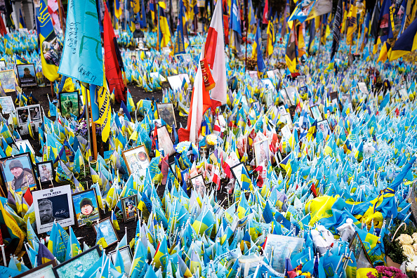 Memorial improvisado em homenagem às vítimas da guerra na Ucrânia organizado na Praça da Independência, em Kiev. 06/10/2024