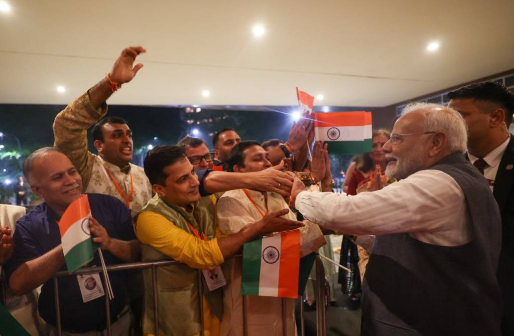 Primeiro-ministro da Índia deixa presente para funcionários de hotel