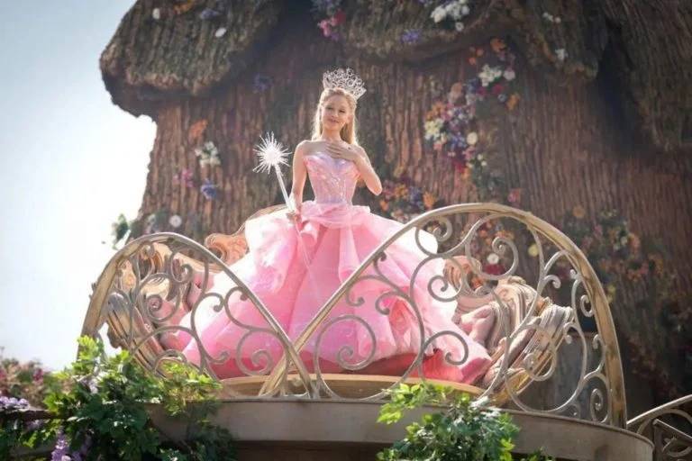 vestido bolha Glinda, de Ariana Grande: vestido bolha precisou de técnicas de engenharia para a construção de uma silhueta escultural, coberta com seda, lantejoulas e cristais. Tiara é de diamantes