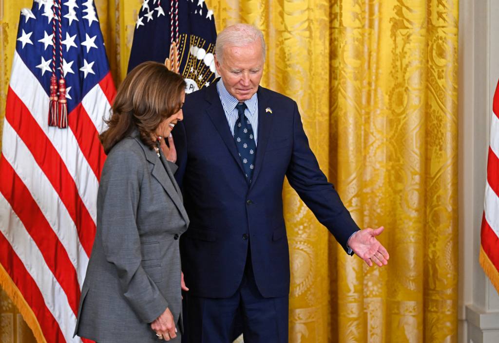000_36HA2CH.jpg DANDO PASSAGEM - Kamala e Biden: idade pesou para o presidente dos EUA