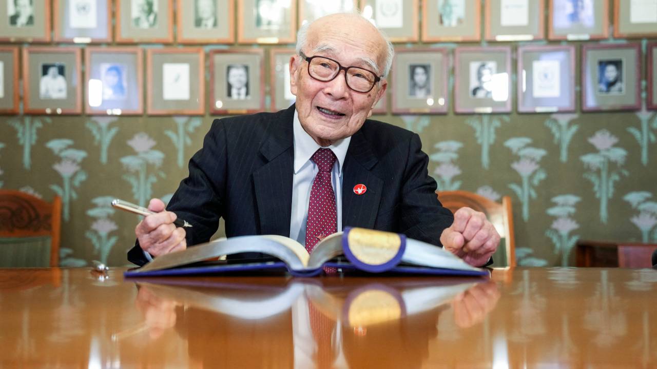 representante da vencedora do Prêmio Nobel da Paz de 2024, Terumi Tanaka, assina o livro de visitas no Instituto Nobel em Oslo, Noruega, em 9 de dezembro de 2024