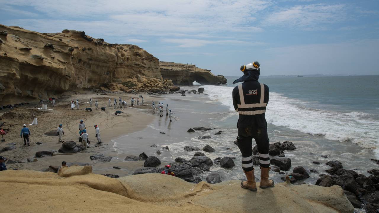 Trabalhadores na praia de Las Capullanas, no Peru, após vazamento de petróleo no mar. 22/12/2024