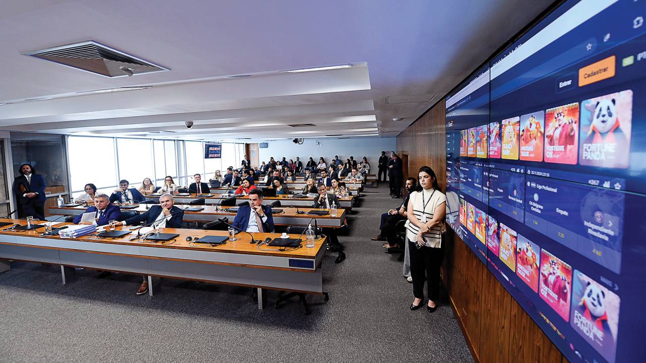 CONFUSÃO À VISTA - Plenário da comissão: bate-boca entre parlamentares evoluiu para denúncias de crimes graves