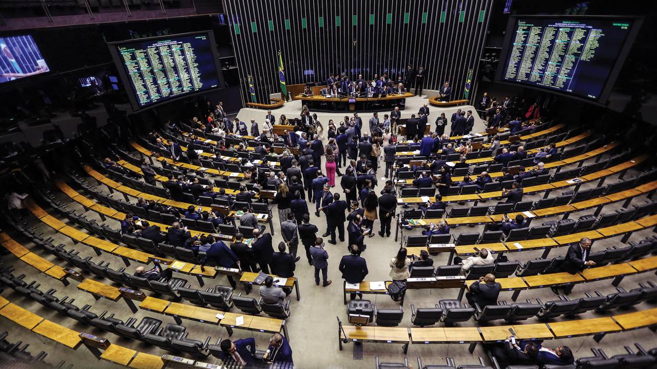 LENTIDÃO - Plenário da Câmara: após meses de atraso, reforma tributária é votada a toque de caixa