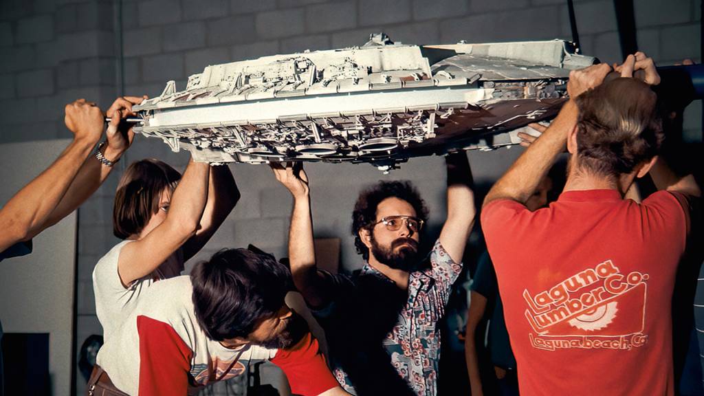 2D-(2a)–GEORGE-LUCAS—DOCUMENTARIO-b.jpg COMEÇO - Lucas (no centro) com a Millennium Falcon: nave construída à mão