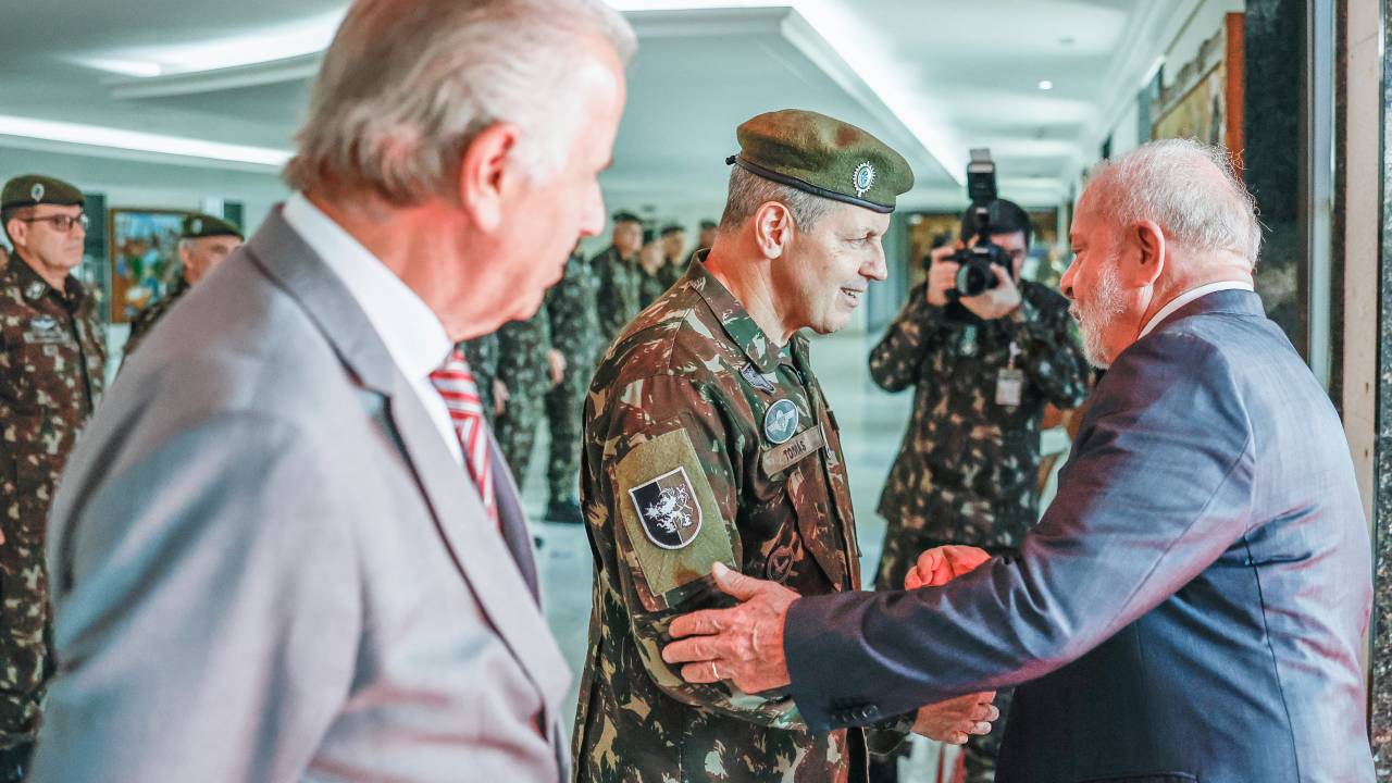 O ministro da Defesa, José Múcio Monteiro, o comandante do Exército, general Tomás Miguel Ribeiro Paiva, e o presidente da República, Luiz Inácio Lula da Silva, durante chegada a um almoço com o Alto Comando do Exército, em março do ano passado