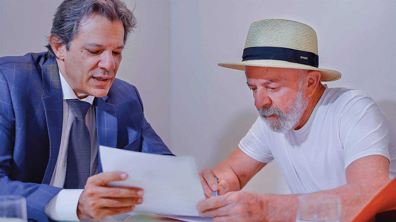 DESAFINADOS - Lula e Haddad: isenção do imposto de renda mina pacote fiscal