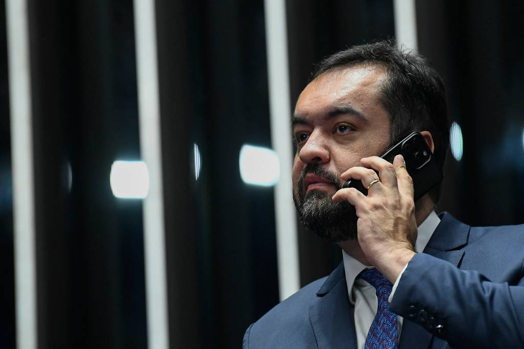 Cláudio Castro conquista meio milhão de seguidores nas redes após megaoperação