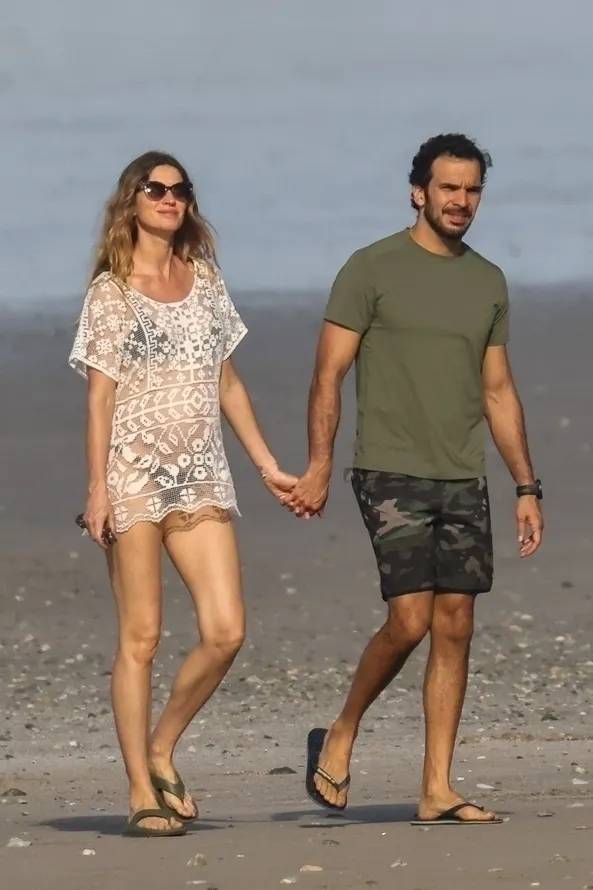 Gisele veste saída de praia de renda de Isabel Marant