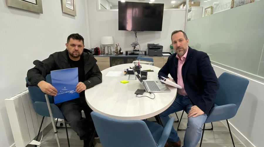 Oswaldo Eustáquio e o advogado que contratou para cuidar do seu pedido de extradição