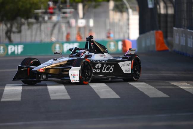 SAO PAULO, BRAZIL - DECEMBER 07: Mitch Evans of New Zealand driving the Jaguar TCS Racing Jaguar I-TYPE 7 at Sao Paulo Street Circuit on December 07, 2024 in Sao Paulo, Brazil. (Photo by Simon Galloway/LAT Images for Formula E)