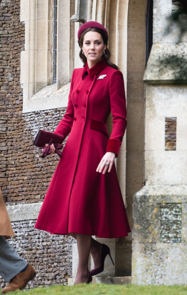 Kate adora um tom de vermelho para o Natal. Em 2018, surgiu elegante em um casaco vestido acinturado de Catherine Walker, sapato Gianvito Rossi, bolsa Mulberry, Tiara Jane Taylor, brincos Asprey