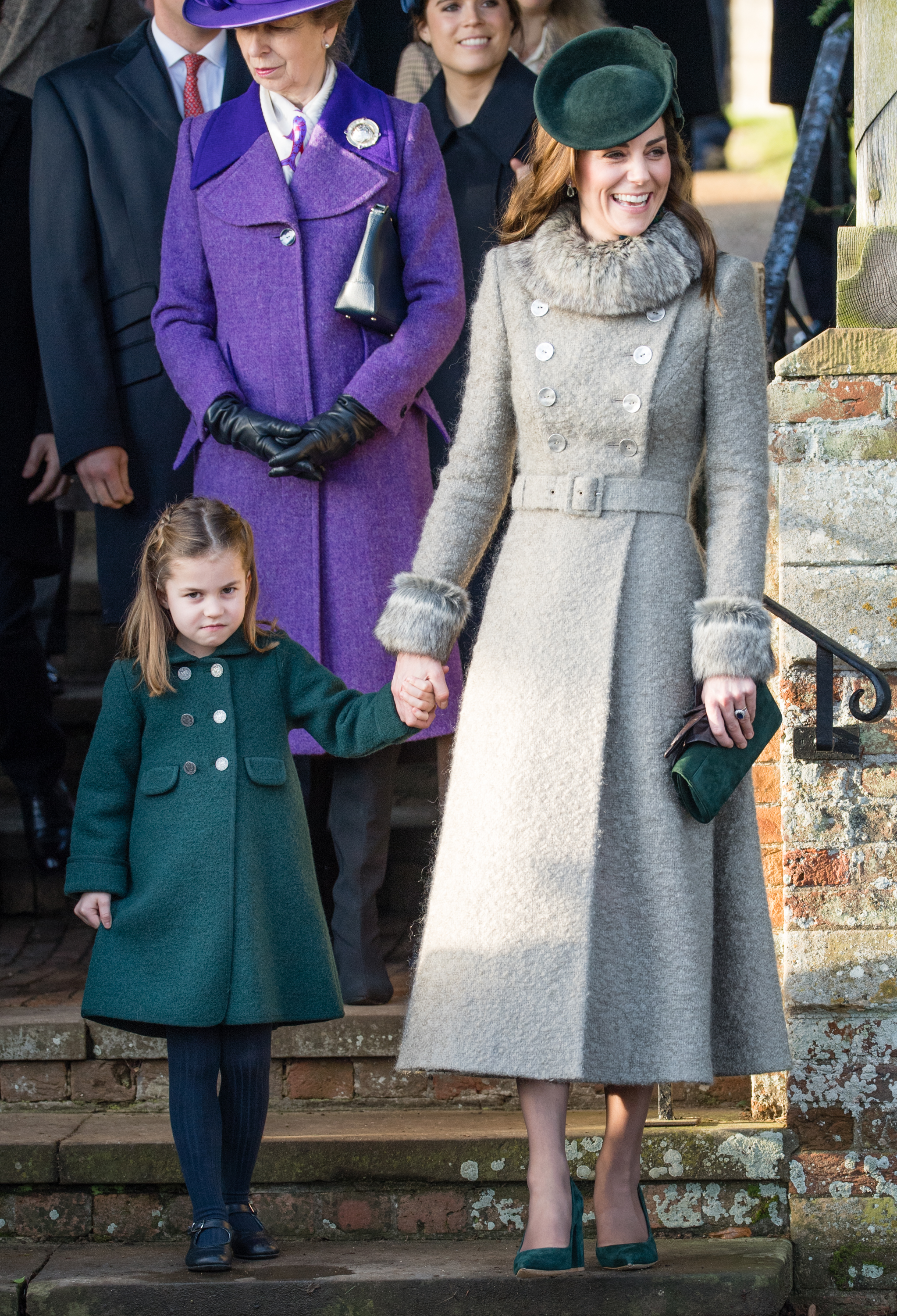 Um look totalmente invernal foi a escolha de Kate para o Natal de 2019, com casaco Catherine Walker, sapatos Emmy London, chap&eacute;u Lock & Co e brincos Kiki McDonough
