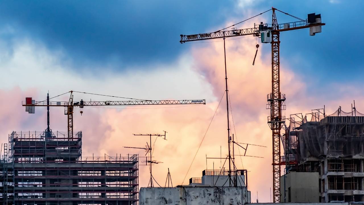 Prédios em construção: ações do setor não reagiram ao recorde de vendas de imóveis em 2024