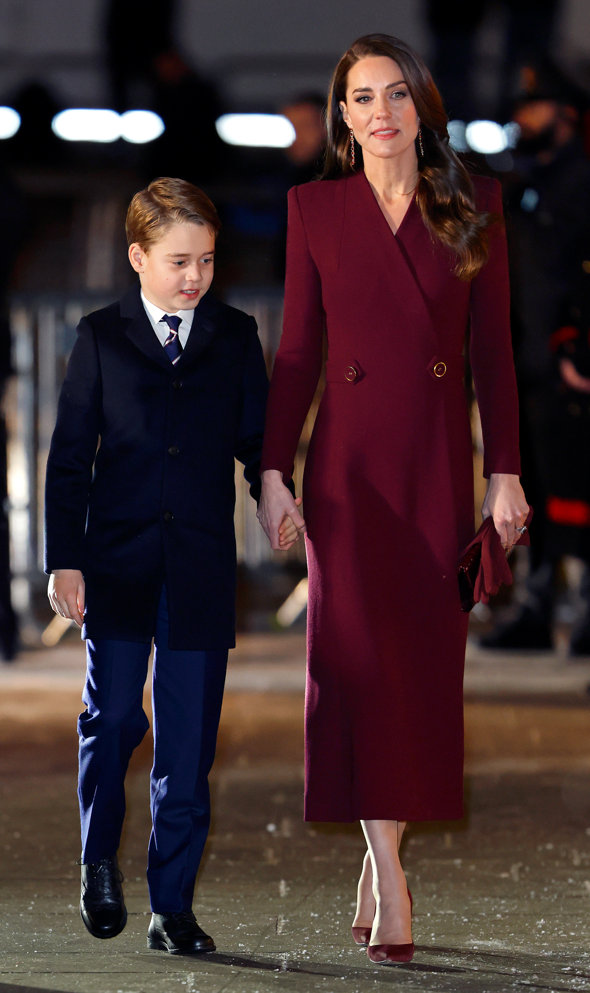 Elegante, Kate quis valorizar a moda brit&acirc;nica ao escolher o vestido casaco marsala da Eponine London para as festividades em 2022. Completou o look com brincos Accesorize e sapatos Gianvito Rossi