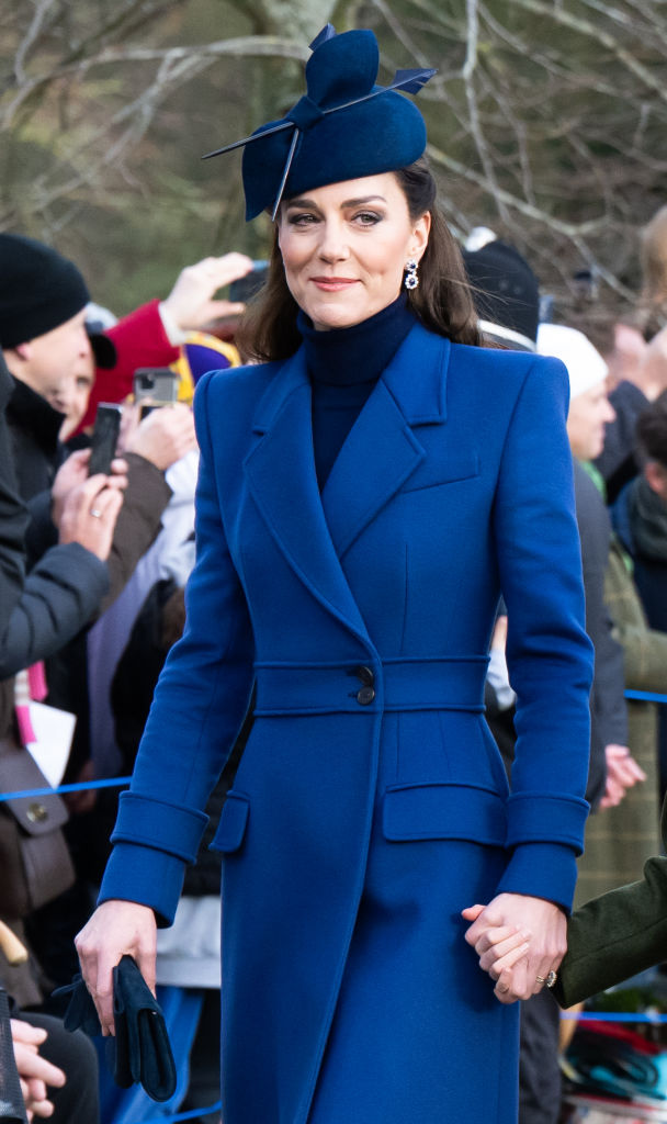 Kate surgiu em um casaco azul royal Alexander McQueen e chap&eacute;u da designer Juliette Millinery