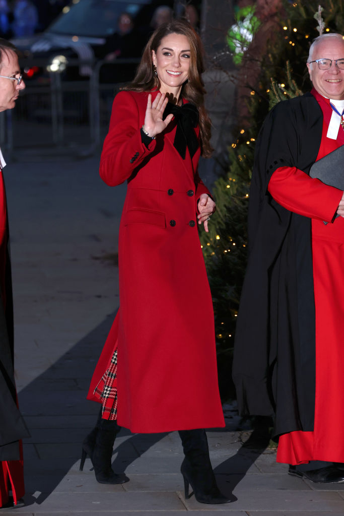 Members Of The Royal Family Attend The ‘Together At Christmas’ Carol Service 50 tons de vermelho e repetição de looks: a nova vibe fashion de Kate Middleton