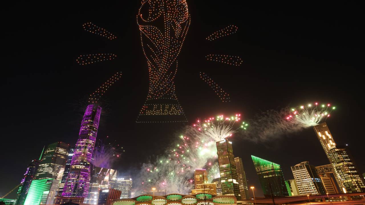 Um show de drones exibe o troféu da Copa do Mundo enquanto a Arábia Saudita é anunciada como país-sede de 2034, em Riad. 11/12/2024