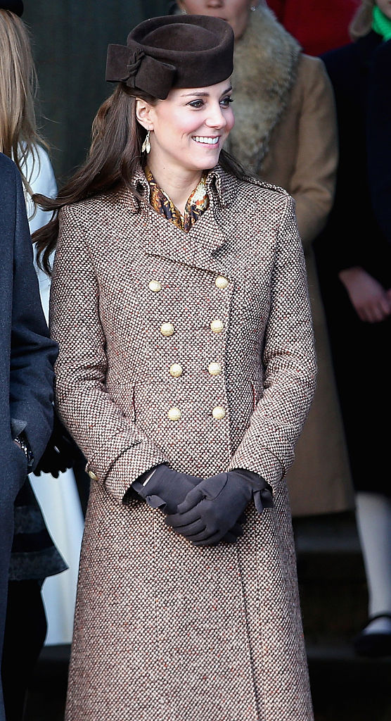 Kate quis elevar a tradi&ccedil;&atilde;o em 2014, ao escolher um casaco de tweed da Moloh Clothing, que completou com sapato Emmy Scarterfield, chap&eacute;u Lock & Co e brincos Catherine Zoraida